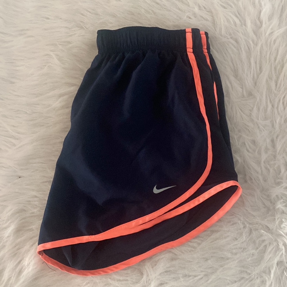 Nike Women’s Size Large Shorts with Liner - Picture 2 of 4